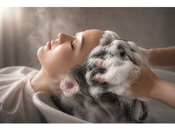セラピエール プラス(PLUS)の写真/頭皮のクレンジング後に泡でしっかりマッサージ！シャンプーとトリートメントで頭皮＆髪もリセットします