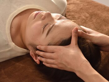 グランディの写真/【小顔矯正3980円】骨盤から整え、肩首頭もほぐしてスッキリ小顔へ☆眠ってしまうほど優しい施術◎
