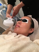 ウヴェール(OUVERT)/４、お肌に合わせて光を照射