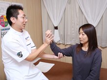 カイロプラクティック金子施術院/腕の曲げ伸ばしの力をチェック