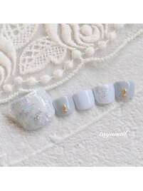 グレーのホワイトフットネイル