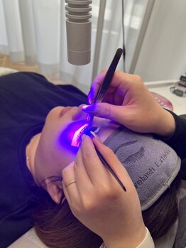 メル(mel.)の写真/専用の接着剤とLEDライトで光を照射し硬化する事で今までにない持続力と美しい仕上がりを維持出来ます♪