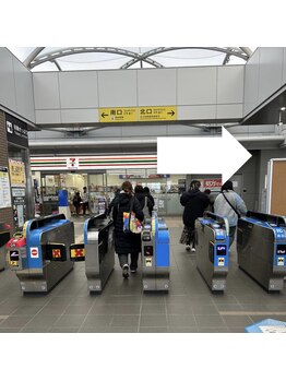 ビューティーアイラッシュ ビエラ岸辺健都店/改札を出て右に進みます