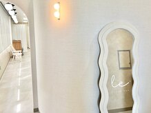 リヨネ 橋本(Liyone)/【店内紹介】入口には可愛い鏡◎