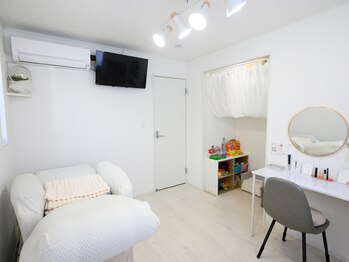 ハナビ(hanabi)の写真/【キッズスペース完備】ママのすぐ隣で遊べる安心空間。hanabiで叶える親子に優しい美容タイム。