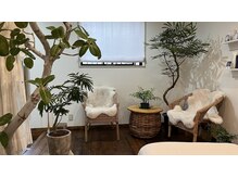 凪SALONの雰囲気（都会の喧騒から少し離れたボタニカルな空間）