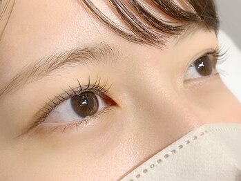 サリナスネイル(SARINASNAIL)の写真/【大人気パリジェンヌ¥5500～】綺麗な睫毛が長続き☆ケアの丁寧さに自信あり♪HBL/まつエクもオススメ◎