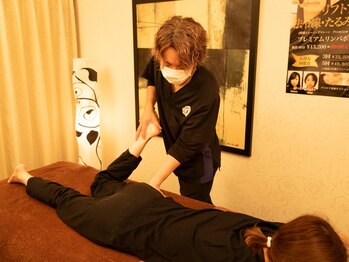 ザ フェイス 横浜桜木町店(THE FACE)の写真/【完全個室のプレミアムサロン♪】美脚骨盤矯正&小顔コースで一度に両方体験したい方にオススメ★