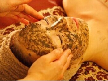 アロマオイルリンパアンドハーブ肌活性ピールフェイシャルエステ 晴れ古都の写真/【大人気!!ツルツル艶肌に!!】《肌活性ハ-ブピ-リング(ソフト)肌質改善お試し¥8900》[北浜/淀屋橋]