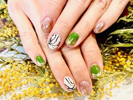 緑を盛り込んだ季節のネイル