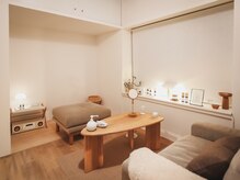 スリー(slee)の雰囲気（白とウッドを基調とした落ち着いたお部屋）