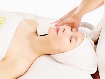 ウナ 福岡店(UNA)の写真/【最新型のHIRF WAVE Proでたるみ・しみにアプローチ！】首からおでこまでのしわケアや肌質改善も叶う♪