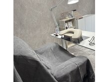 清潔感と高級感が調和する洗練されたネイルサロン◎