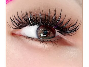 サロンドメイド バイ ラッシュディーバ 海老名店(Salon de MADE by LASH DIVA)の写真/軽くて濃い。まつげが喜ぶ“上質な存在感”。メガフラットラッシュで叶える、負担を抑えた上品ボリューム
