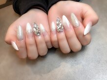 ネイルアイルーム トテ(tote.)/白グラデとストーン埋め尽くし