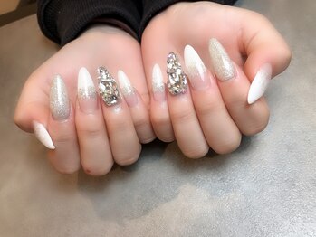 白グラデとストーン埋め尽くし