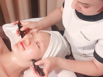 リラックスマイル 上大岡店(リラックsmile)の写真/全身オイルとセットで極上小顔！顔かっさで血色輝く、疲れ知らずの表情へ☆