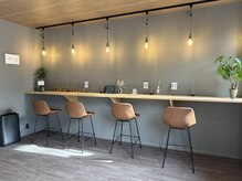 キュアフロウ 橿原店/暖かい日の当たるカウンター