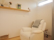 リラックスできるソファで施術時間をくつろげます。