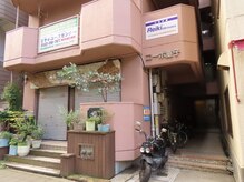 ネルセカンド(nel2nd)の雰囲気（コーポ童子、美容室の脇の通路を通ってエレベーターで402号室へ）