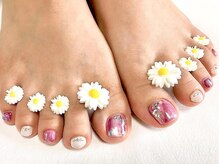 ミナネイル(mina-nail)/フットネイルで華やかな足元♪