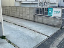 オンセ(once)の雰囲気（駐車場　＊別の場所にもあります）