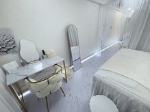 オリンピア 横浜(OLYMPIA)の雰囲気（【オーナー独自のDIY】白と金を基調とした高級感あるサロンです）