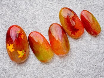 カトルナフ(quatre fois neuf)/くすみオレンジのオータムネイル