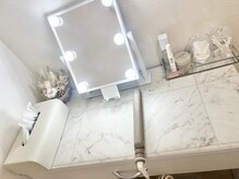 ステラ(STELLA)の雰囲気（施術後、ヘア&メイクお直しブース。ヘアアイロンご用意あります）