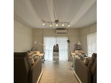 オンドットネイルサロンバイティントプラス(on. nailsalon by tint+)の雰囲気（明るく清潔感のある癒しのサロン空間）