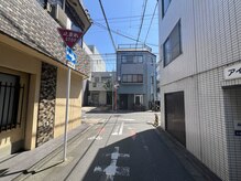 コアラの眠り 京都河原町店/つきあたりに青色の建物