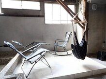 吹き抜けで開放的なととのいスペースとなっております。