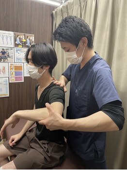 高田馬場名倉堂鍼灸接骨院/肩の施術風景