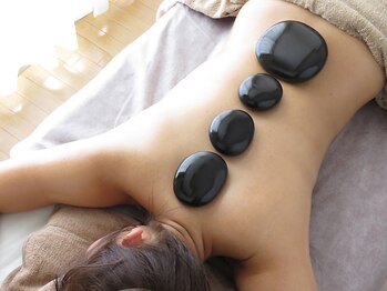 グリーンツリー(Green tree)の写真/【身体の冷えに】リンパマッサージ×ホットストーンで全身整えて・温めて施術後は入浴後のようなお身体に☆