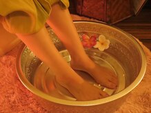 タイ古式あかりの雰囲気(温かい足湯でお体と心をゆるめ、深い癒しの時間へ。)