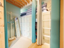 ハレヨガハワイ 大倉山(HaleYogaHawaii)の雰囲気(天井のルーバーが特徴的です)