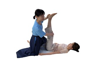 足圧宗家 良知整骨治療院/ストレッチ指圧も加えて足で踏む