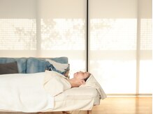 ラスティック(rustique)の雰囲気（広々としたリビングで癒しの時間を…ほぼ皆様熟睡されています）
