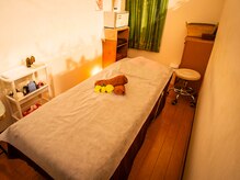 けんらくリラクゼーションの雰囲気（清潔感を保つために一人ひとりで、服とベットシーツを変えてます）