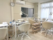 ニエ 新大久保店(Nie)の雰囲気（韓国カフェのような白を基調とした空間でモテかわな指先に♪）