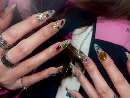 宝石ネイル