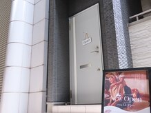 シーバ(Sheva)の雰囲気（店舗は二階ですが、入口は一階です。）