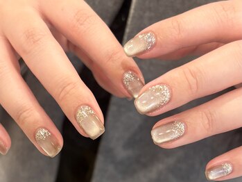 上品キラキラマグネットネイル