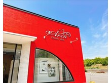 アイラッシュサロン アルズ(Arzu)の雰囲気（赤いお店が目印です♪隣の広い駐車場もご利用頂けます☆）
