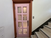 オーバイルッカ(O by RUCCA)/ピンクの扉が目印です