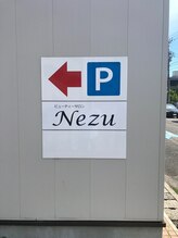 ネズ(Nezu)/駐車場入り口付近の看板