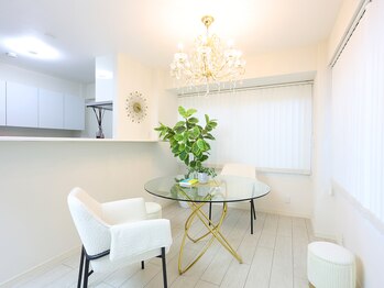 薫風 大阪豊中店/白基調の店内