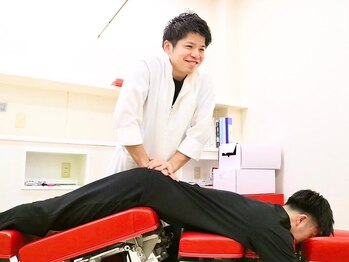 ほねつぎ平成けやき通り鍼灸接骨院の写真/【平成】40・50代の気になる体の歪みに。白の上質空間＆丁寧なヒアリングで、美しい姿勢と軽い体を。