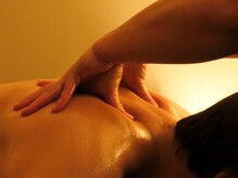 ヒーラー(Healer)の雰囲気（痛いけど気持ちいいリンパオイル♪）