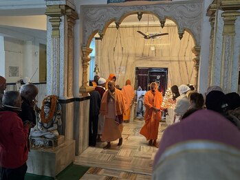 ウマヒーリング(UMA HEALING)/リシケシの寺院で朝のお祈りを